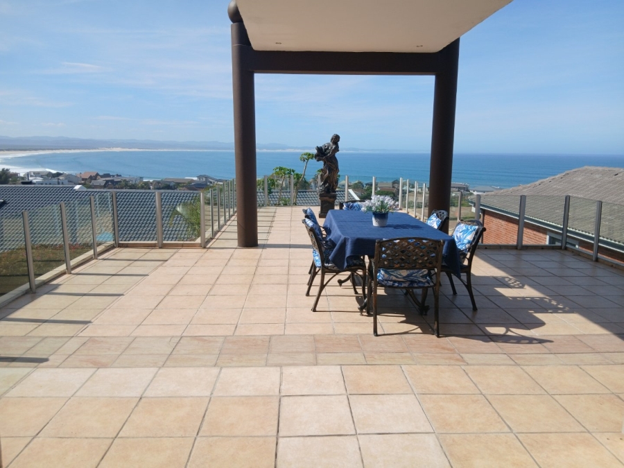 5 Bedroom Property for Sale in Wavecrest Eastern Cape